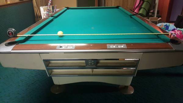 SOLO® - Chicago - Pool Table...Brunswick 9' Gold Crown-59
